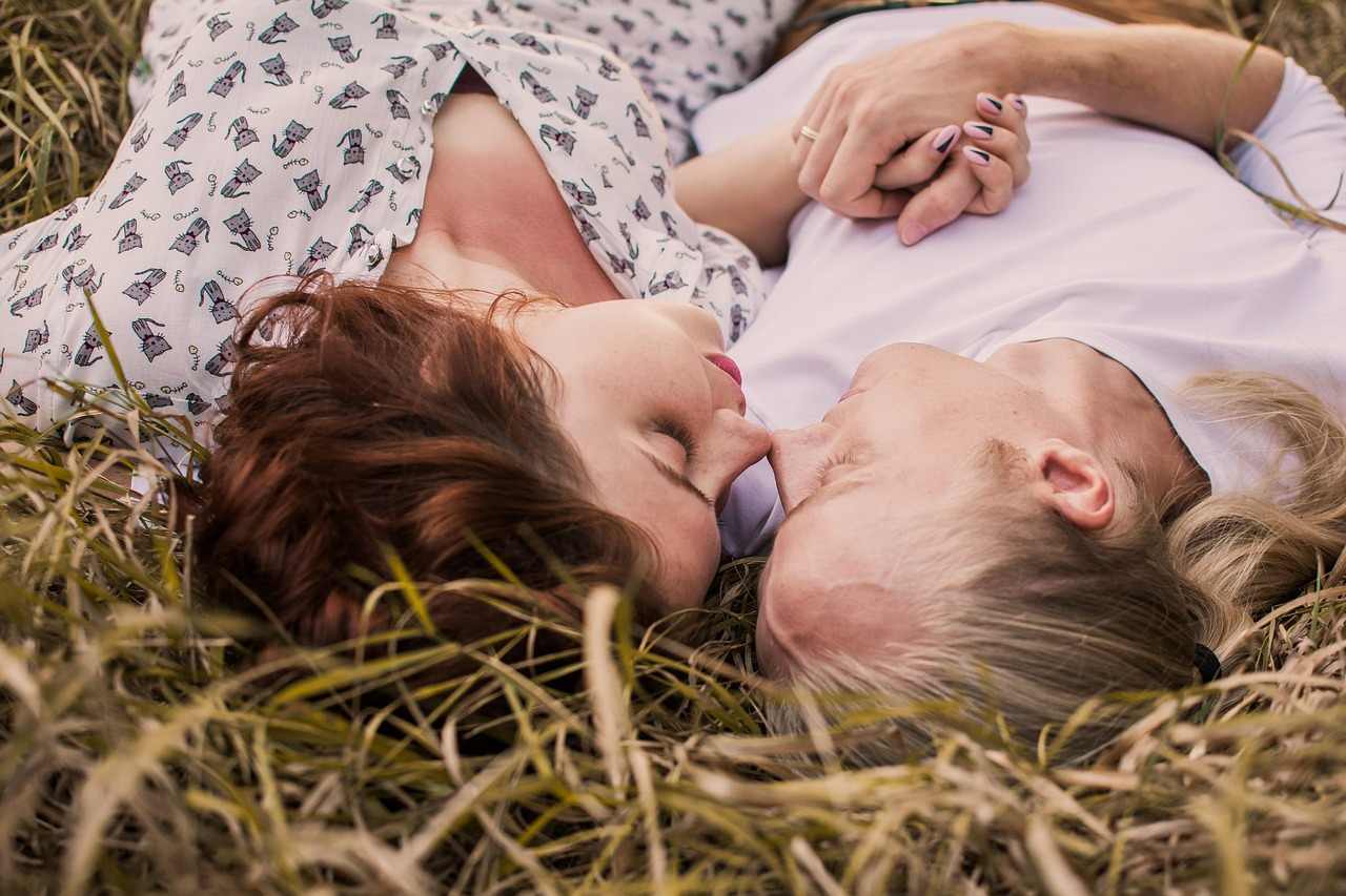 6 façons de dire « je t’aime »… sans le prononcer ! Je t’aime marque souvent l’origine d’une grande romance même sans le prononcer